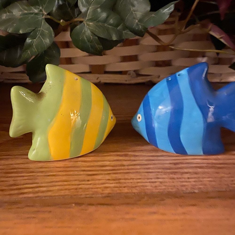 COLORFUL FISH SALT AND PEPPER SHAKERS